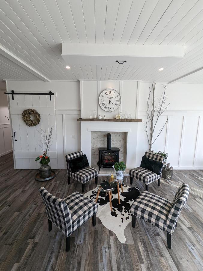 Autumn Lane B&B, Farmhouse Elegance & Stunning Lakeviews West Kelowna Exterior foto
