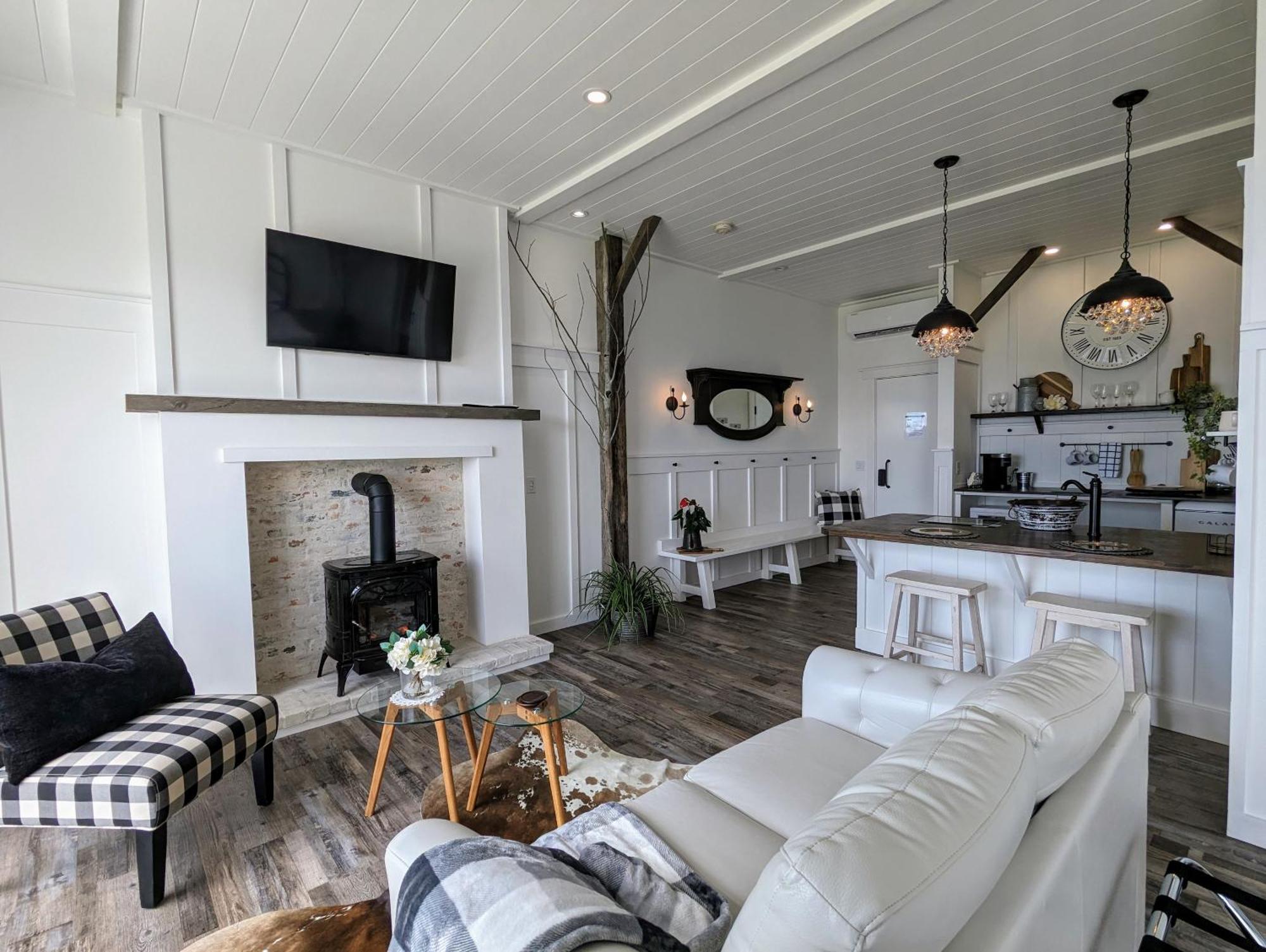 Autumn Lane B&B, Farmhouse Elegance & Stunning Lakeviews West Kelowna Exterior foto
