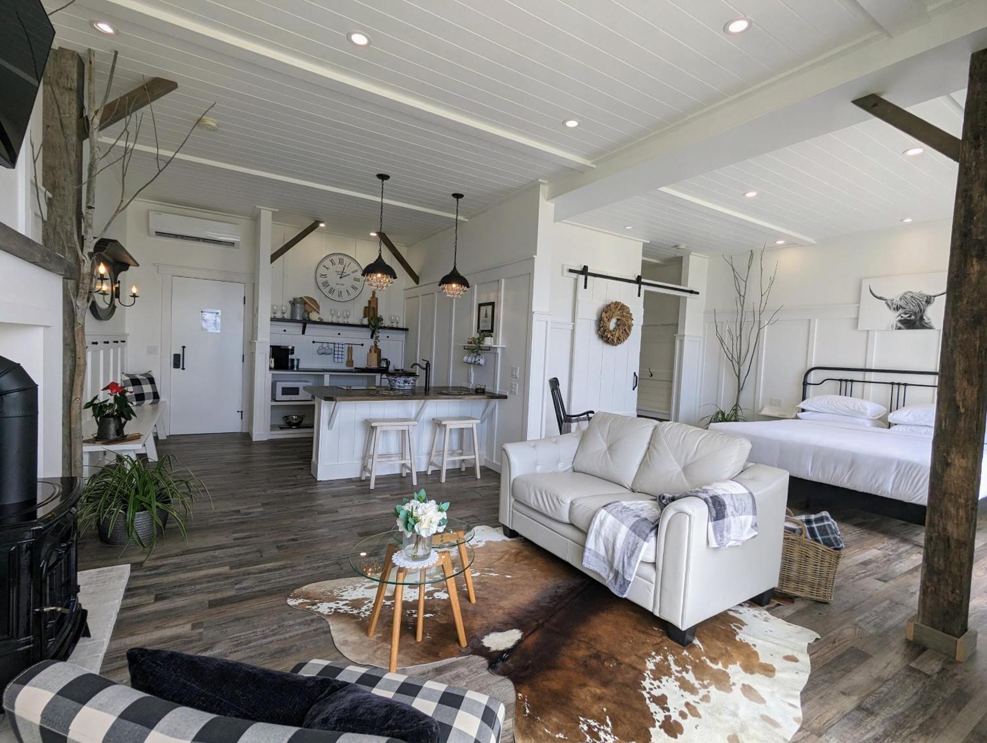 Autumn Lane B&B, Farmhouse Elegance & Stunning Lakeviews West Kelowna Exterior foto