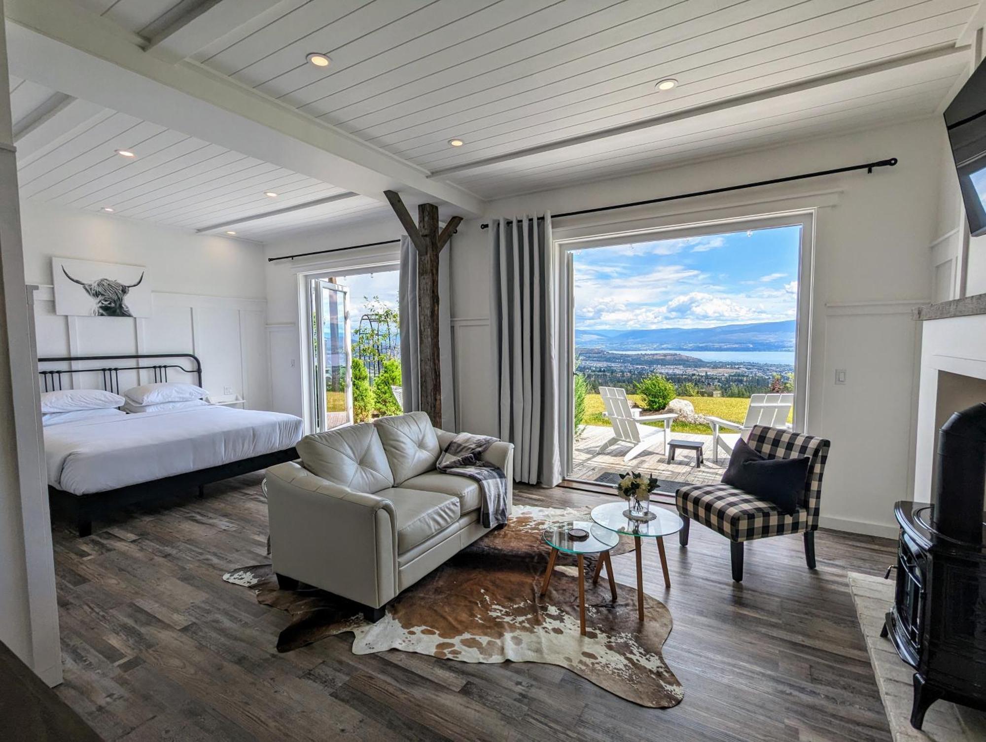 Autumn Lane B&B, Farmhouse Elegance & Stunning Lakeviews West Kelowna Exterior foto