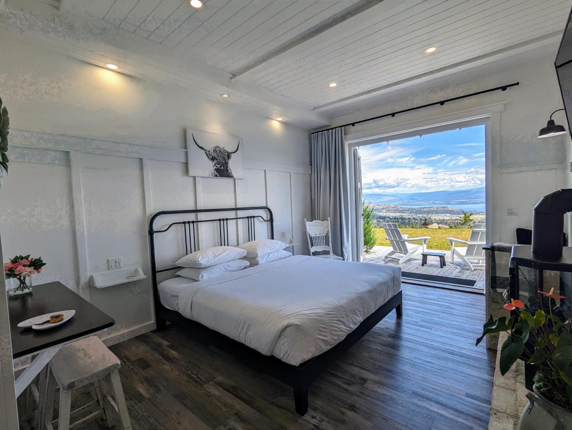 Autumn Lane B&B, Farmhouse Elegance & Stunning Lakeviews West Kelowna Exterior foto