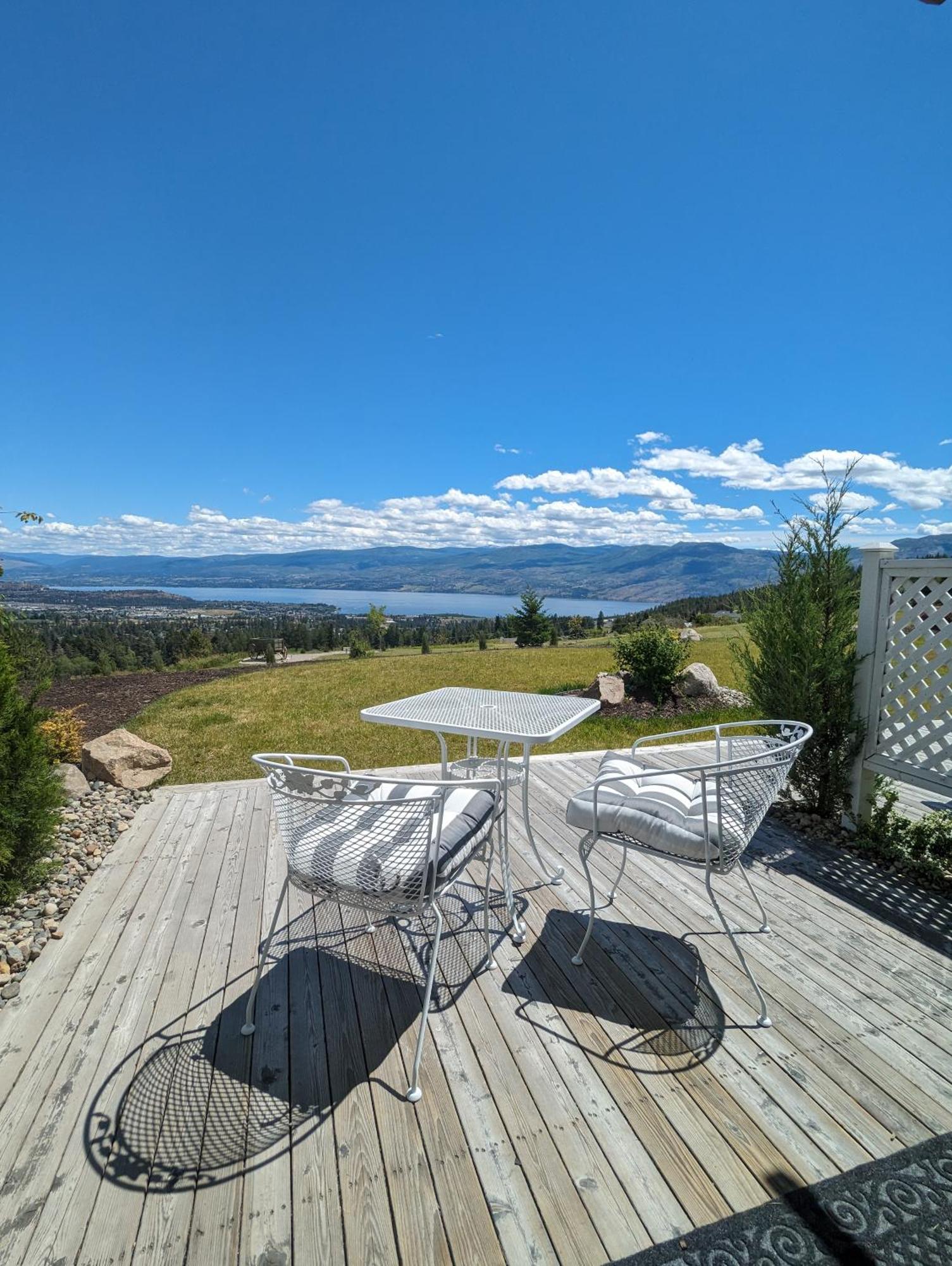 Autumn Lane B&B, Farmhouse Elegance & Stunning Lakeviews West Kelowna Exterior foto