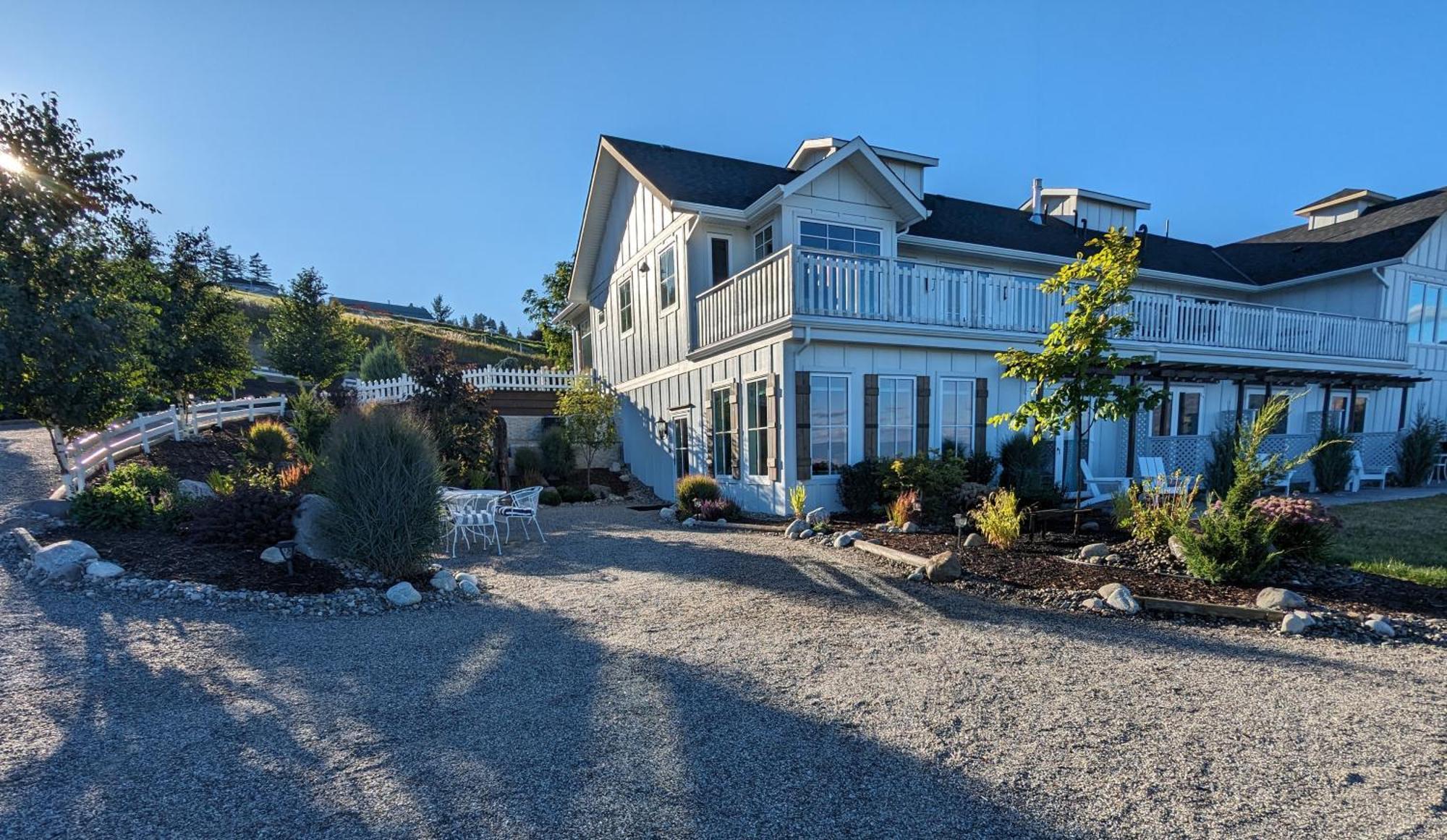 Autumn Lane B&B, Farmhouse Elegance & Stunning Lakeviews West Kelowna Exterior foto
