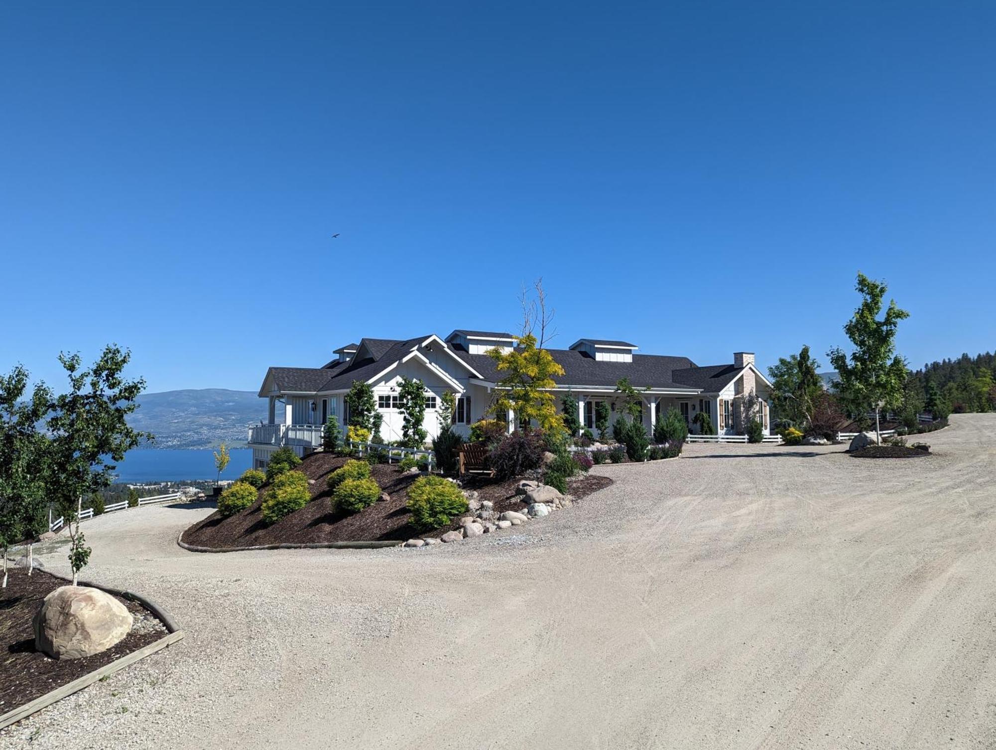 Autumn Lane B&B, Farmhouse Elegance & Stunning Lakeviews West Kelowna Exterior foto