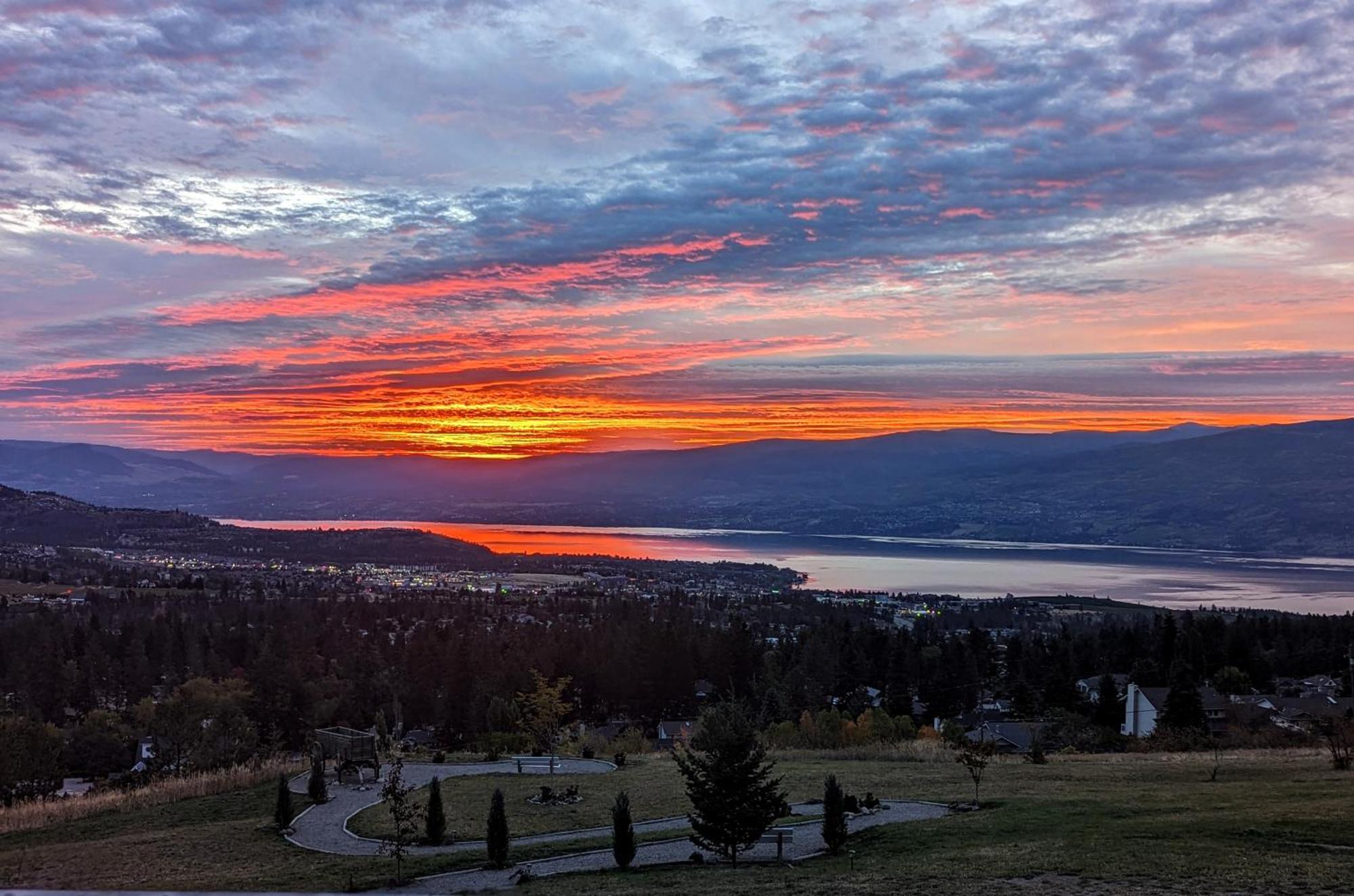 Autumn Lane B&B, Farmhouse Elegance & Stunning Lakeviews West Kelowna Exterior foto